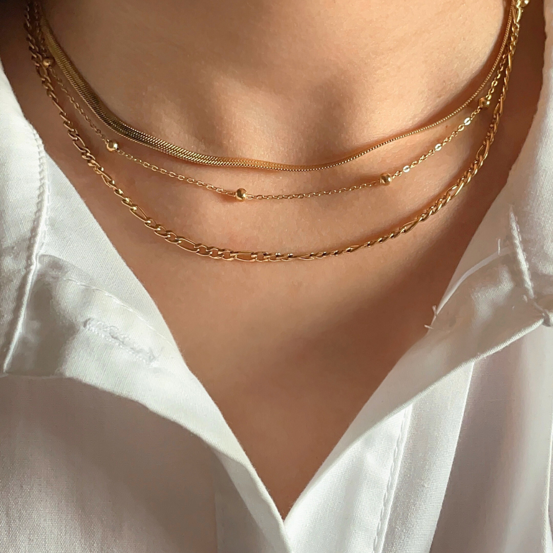 Collar Dorado Triple Capa con Esferas