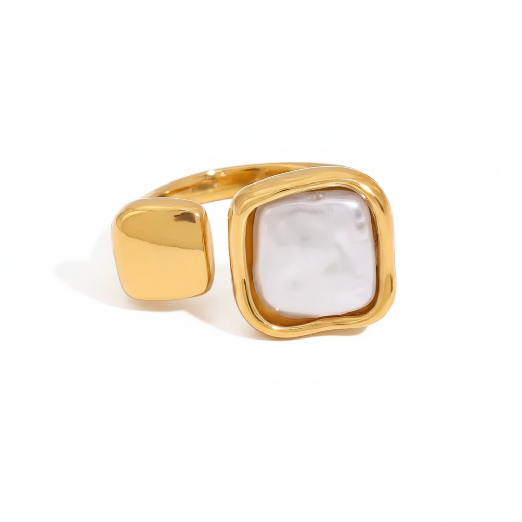 Anillo Dorado con Perla Blanca Cuadrada
